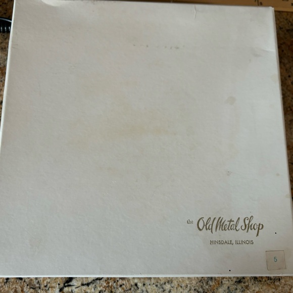 Virginia Metalcrafters vintage 1950’s brass Queen Anne cypher footed trivet - Picture 7 of 7